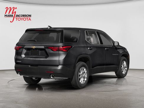 Used 2022 Chevrolet Traverse LT FWD image 2