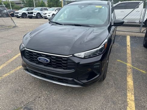 Used 2024 Ford Escape ST-Line w/ Tech Pack #1 AWD/4WD image 2