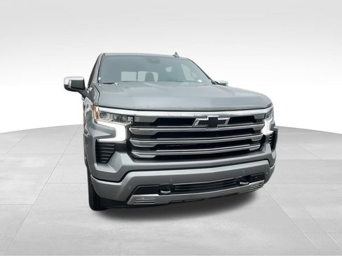 Used 2025 Chevrolet Silverado 1500 High Country w/ High Country Premium Package AWD/4WD image 3