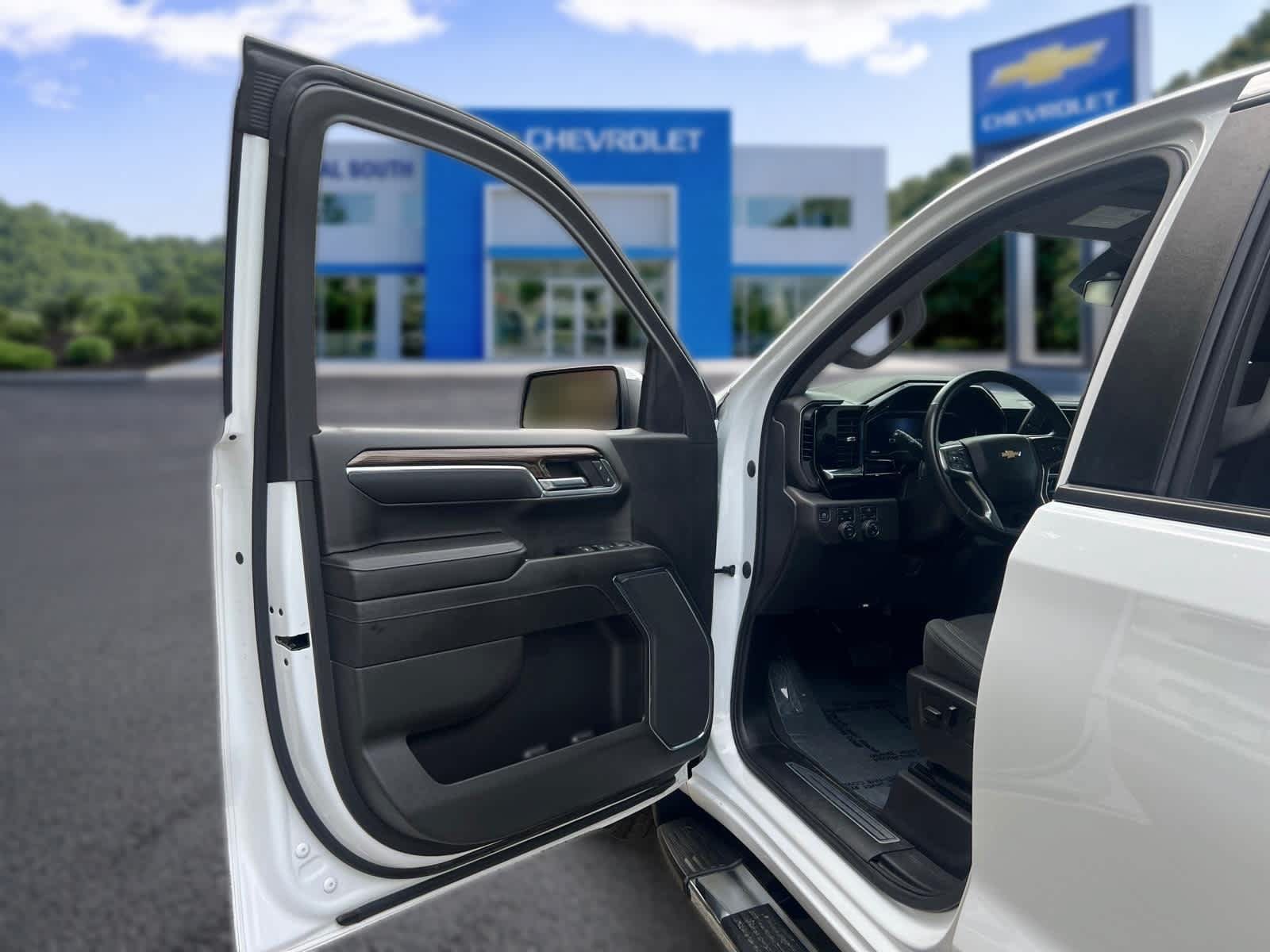 Used 2023 Chevrolet Silverado 1500 LT AWD/4WD image 15