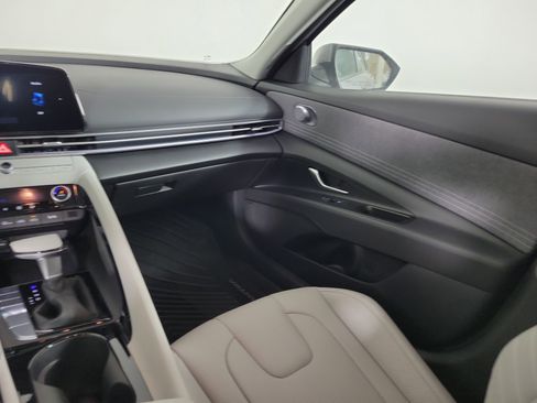 New 2025 Hyundai Elantra Limited image 7