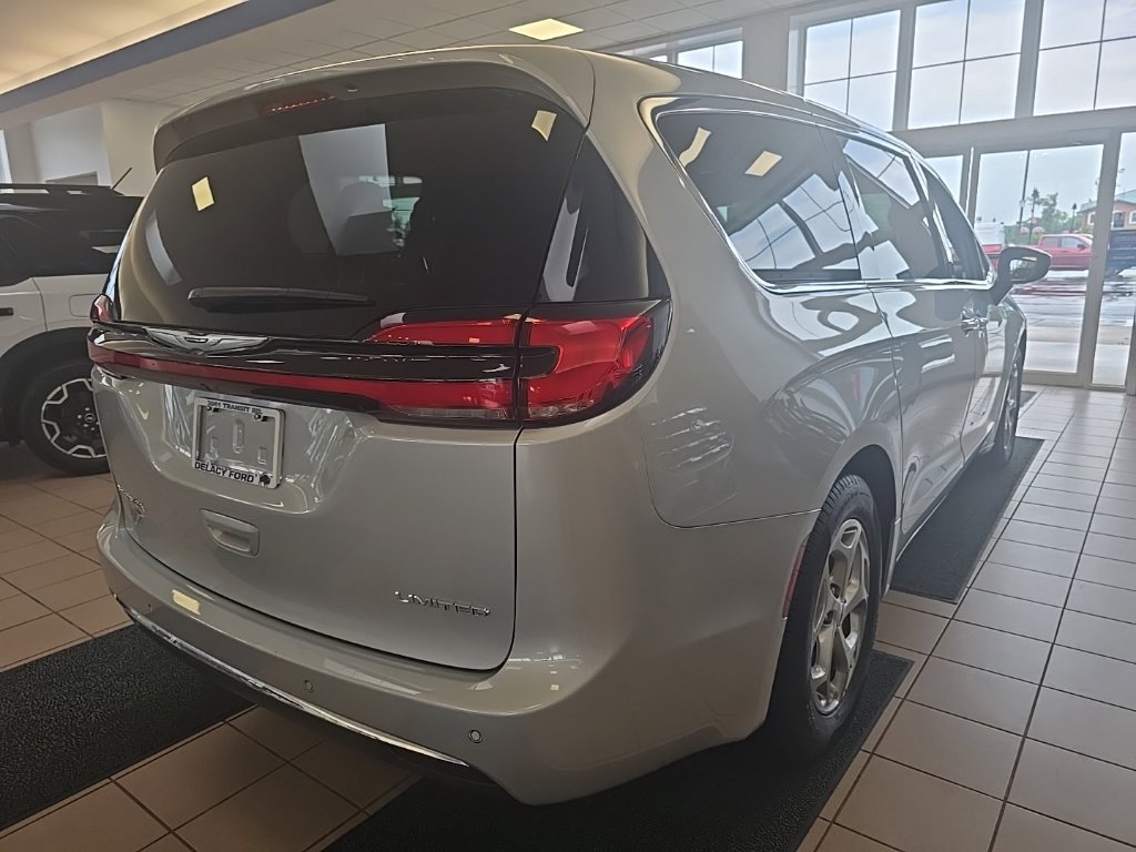 Used 2024 Chrysler Pacifica Limited FWD image 7