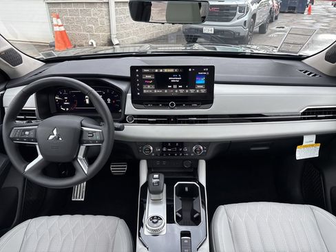 Used 2025 Mitsubishi Outlander AWD image 17