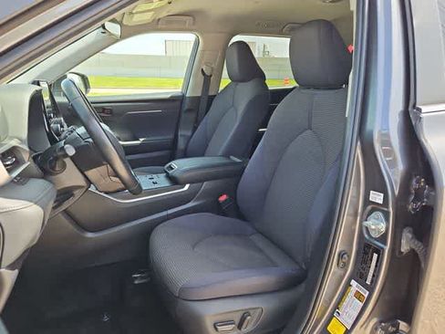Used 2024 Toyota Highlander LE FWD image 14