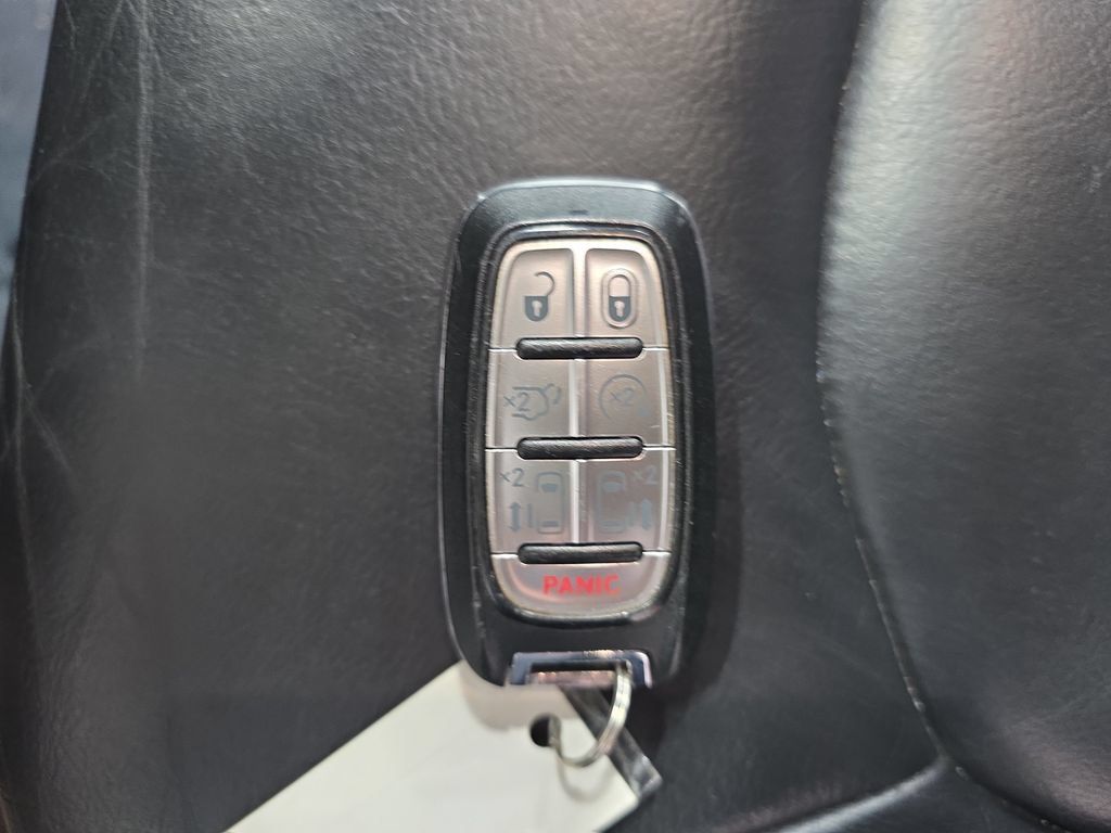 Used 2017 Chrysler Pacifica Touring-L w/ Tire & Wheel Group FWD image 37