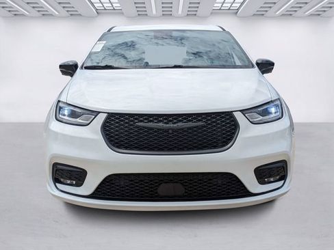 Used 2024 Chrysler Pacifica Limited FWD image 2