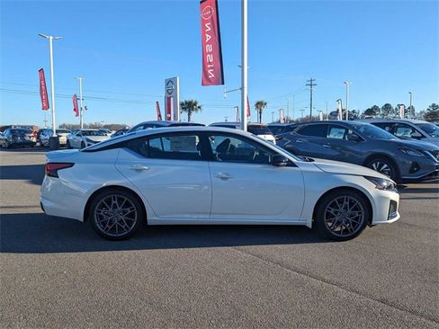 New 2024 Nissan Altima 2.0 SR image 2