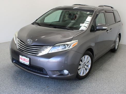 Used 2017 Toyota Sienna Limited Premium FWD image 2