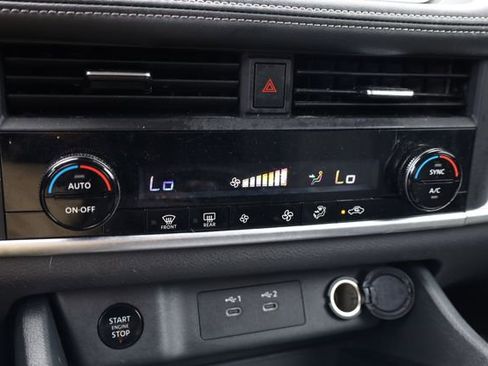 Used 2025 Nissan Rogue SV image 22