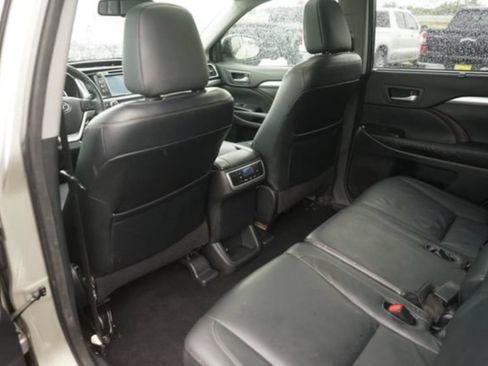 Used 2015 Toyota Highlander XLE FWD image 12