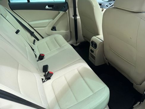 Used 2015 Volkswagen Tiguan SE image 9