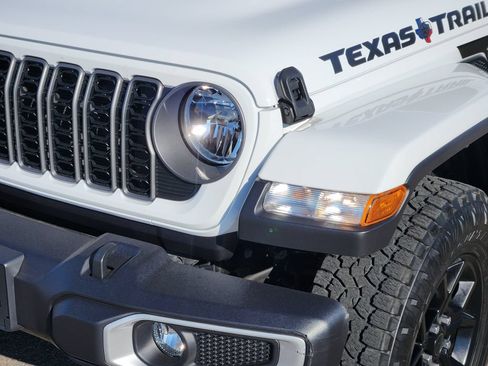 Used 2025 Jeep Gladiator Sport AWD/4WD image 7