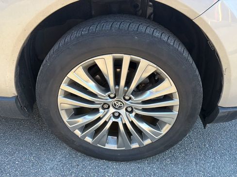 Used 2023 Toyota Venza XLE image 23