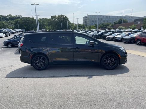 Used 2022 Chrysler Pacifica Limited w/ S Appearance Package AWD/4WD image 7