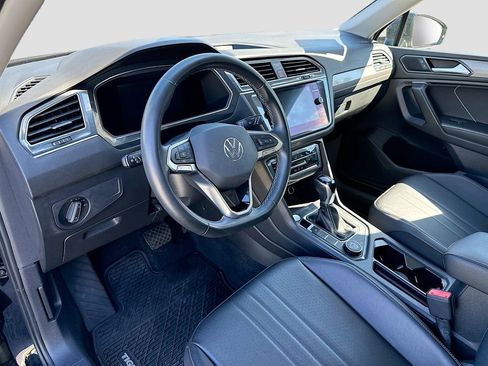 Used 2022 Volkswagen Tiguan SE w/ Panoramic Sunroof Package image 10