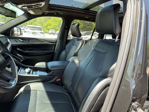 Used 2025 Jeep Grand Cherokee Overland w/ Luxury Tech Group IV AWD/4WD image 17