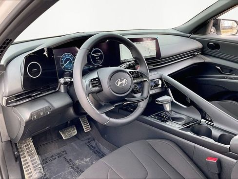 Used 2025 Hyundai Elantra SEL image 13