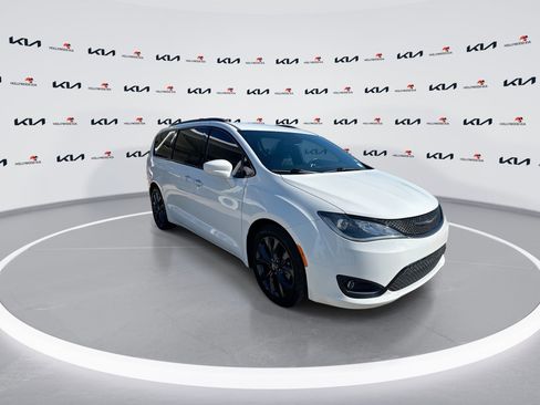 Used 2020 Chrysler Pacifica Touring-L Plus w/ S Appearance Package FWD image 2