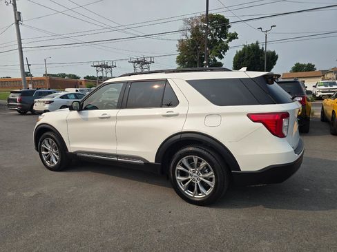 Used 2022 Ford Explorer XLT w/ Equipment Group 202A AWD/4WD image 4
