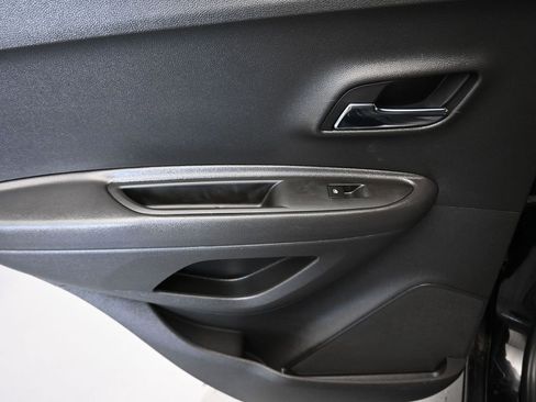 Used 2020 Chevrolet Trax LT w/ LT Convenience Package image 29