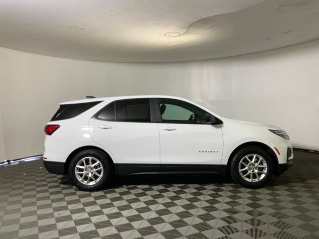 Used 2023 Chevrolet Equinox LS w/ LS Convenience Package FWD image 4