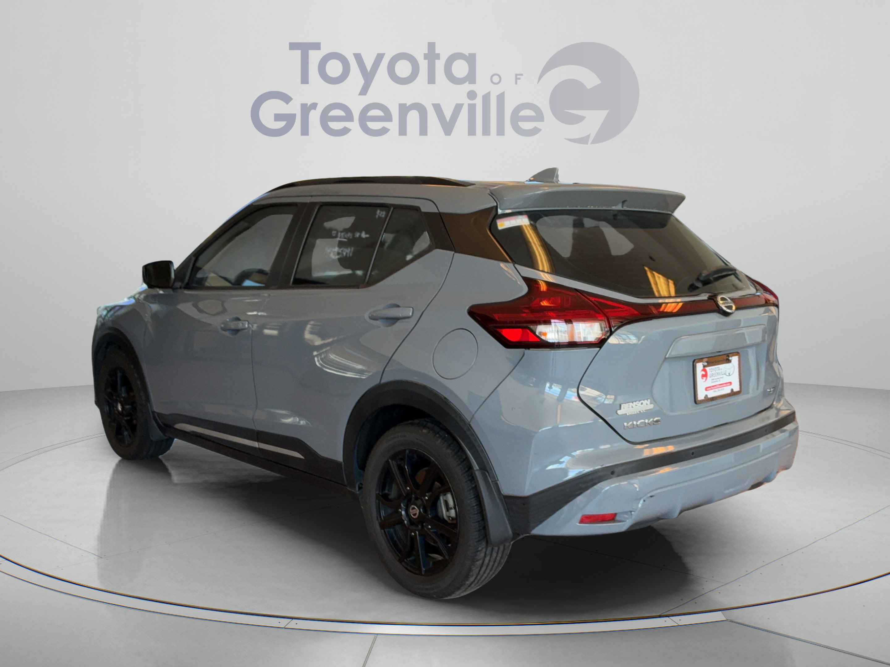 Used 2021 Nissan Kicks SR w/ SR Premium Package FWD image 4