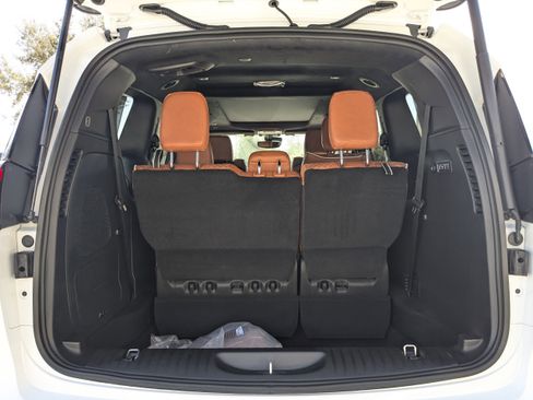 New 2026 Chrysler Pacifica Pinnacle image 12