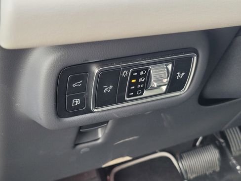 Used 2025 Lincoln Nautilus Premier image 18