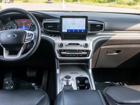 Used 2020 Ford Explorer XLT w/ Equipment Group 202A AWD/4WD image 14