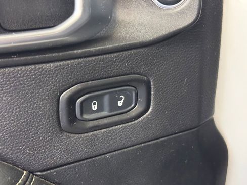 Used 2020 Jeep Gladiator Overland AWD/4WD image 11