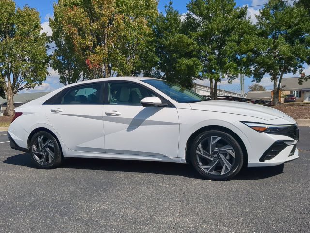 Used 2025 Hyundai Elantra Limited FWD image 2