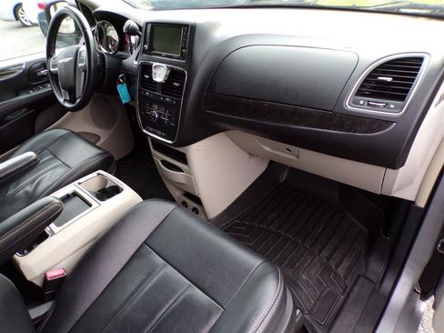 Used 2014 Chrysler Town & Country Touring FWD image 19