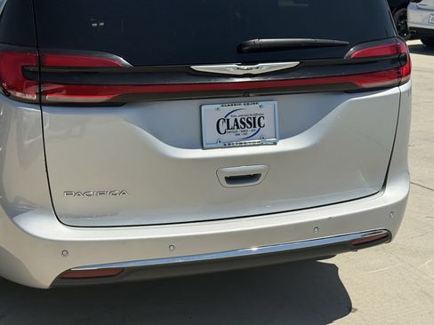 Used 2024 Chrysler Pacifica Touring-L FWD image 6