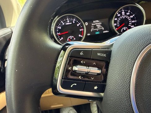 Used 2024 Kia Carnival EX FWD image 23