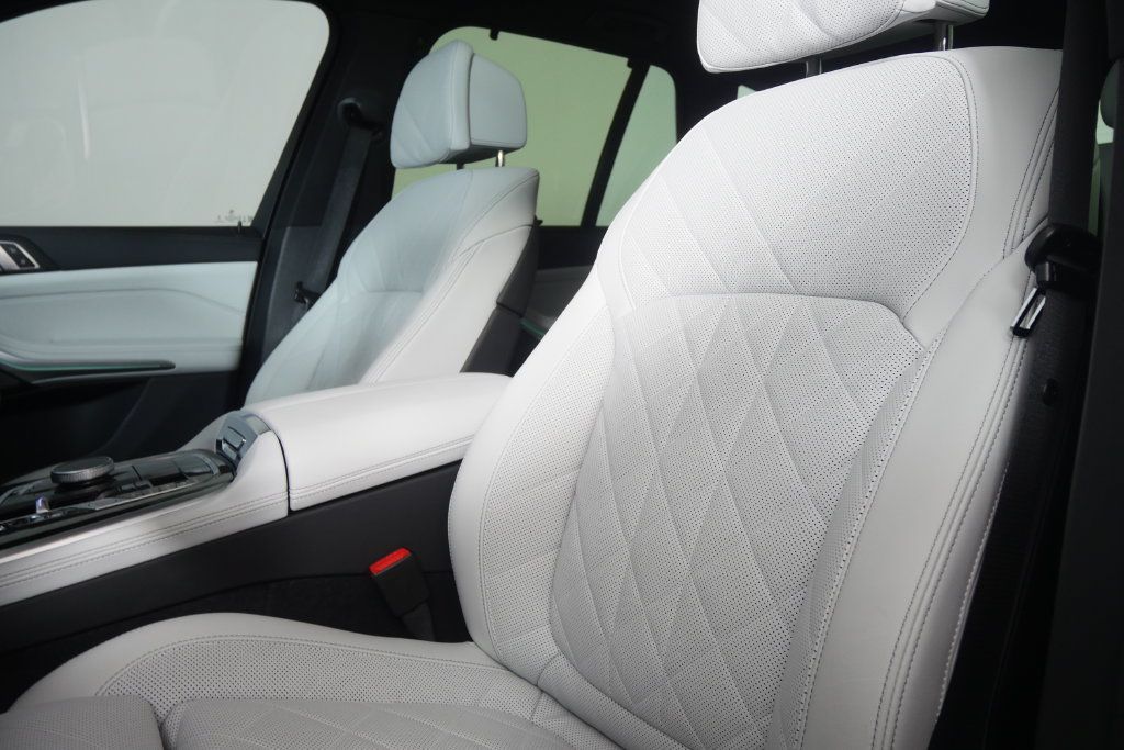 Used 2025 BMW X5 xDrive40i w/ M Sport Package AWD/4WD image 11