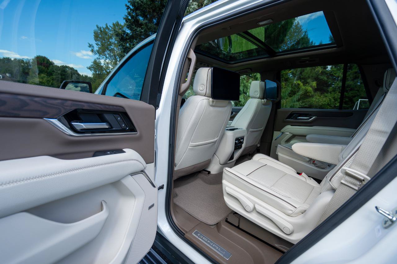 Used 2025 GMC Yukon Denali w/ Denali Reserve Package AWD/4WD image 22