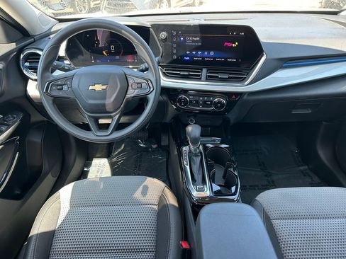 Used 2025 Chevrolet Trax LT FWD image 16