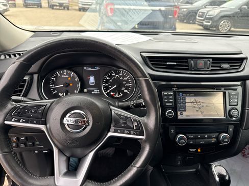 Used 2017 Nissan Rogue SV w/ Sun & Sound Touring Package image 16