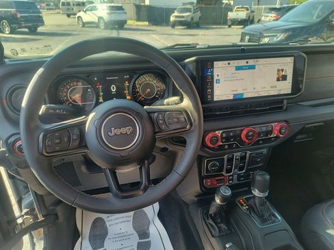 Used 2025 Jeep Gladiator Rubicon w/ Convenience Group AWD/4WD image 14