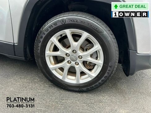 Used 2017 Jeep Cherokee Latitude FWD image 16