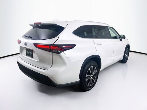 Used 2024 Toyota Highlander XLE image 9