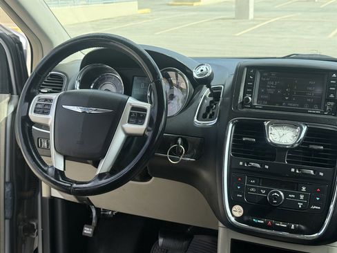 Used 2015 Chrysler Town & Country Touring image 16