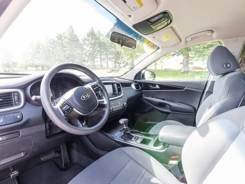 Used 2019 Kia Sorento FWD image 11