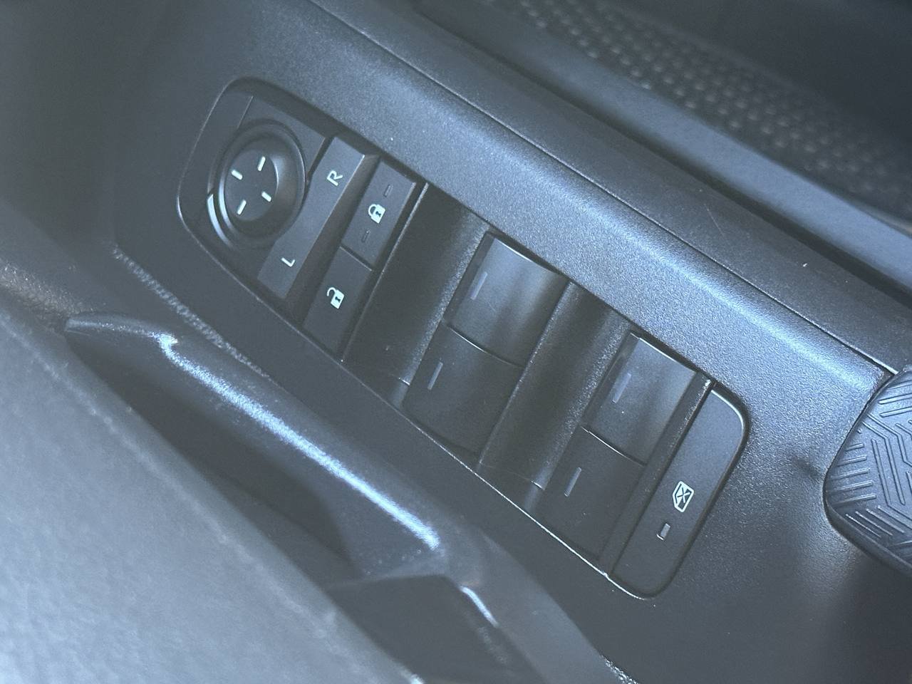 Used 2024 Toyota Tacoma SR5 AWD/4WD image 45