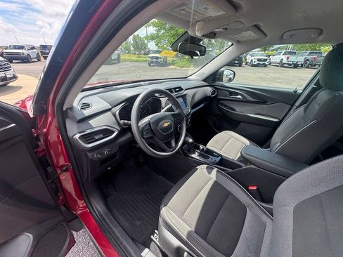 Used 2021 Chevrolet TrailBlazer LS w/ LPO, Blackout Package FWD image 8