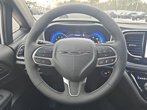 New 2026 Chrysler Pacifica Select image 15