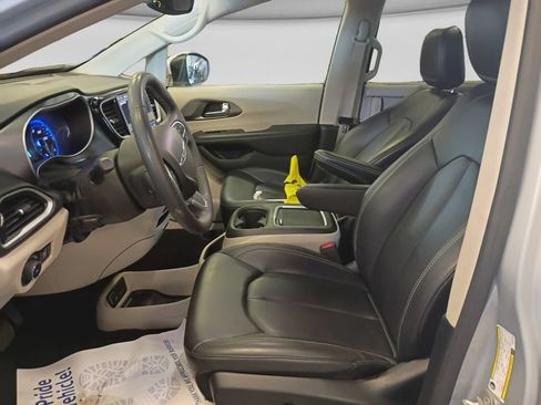 Used 2023 Chrysler Pacifica Touring-L FWD image 20