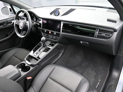 Certified 2025 Porsche Macan AWD/4WD image 30