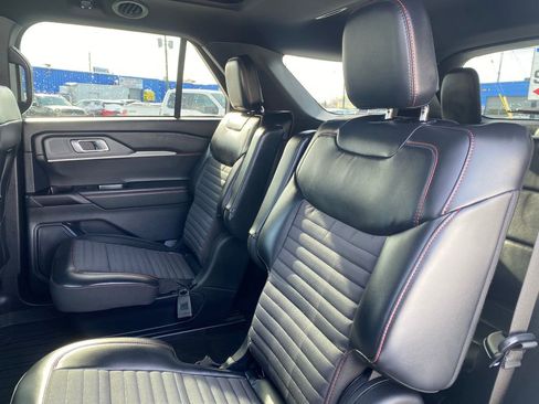 Used 2025 Ford Explorer ST-Line w/ ST-Line Street Pack image 17