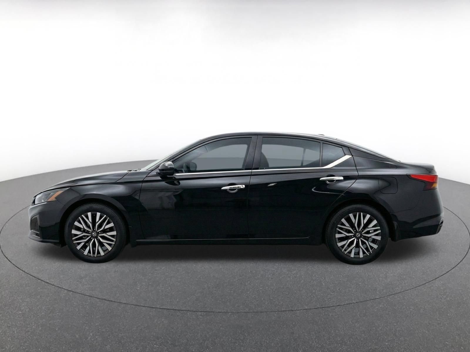 Used 2025 Nissan Altima 2.5 SV FWD image 7